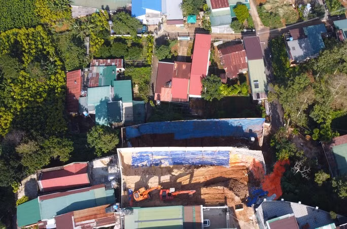 Đồng thời với việc phạt tiền, UBND TP Bảo Lộc buộc ông Hòa phải phá dỡ công trình vi phạm trong thời gian 30 ngày kể từ ngày nhận quyết định xử phạt. (Ảnh: Người lao động).