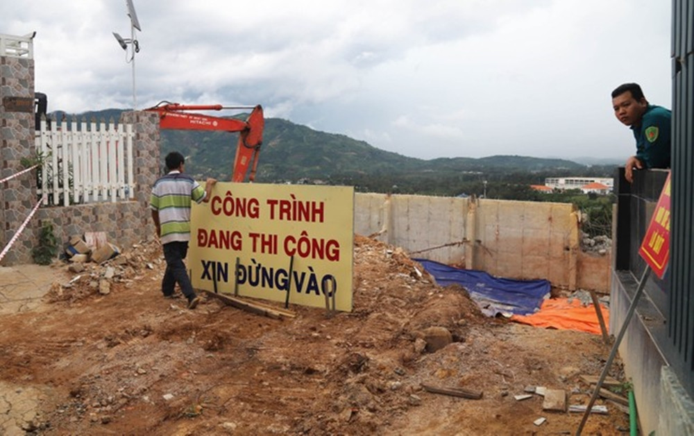 Tại hiện trường, bờ taluy được xây dựng trên độ dốc khá lớn. (Ảnh: Tiền Phong).