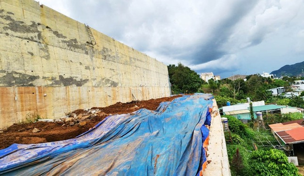 Phương thức tháo dỡ là máy khoan bê tông đục từng cấp của ta luy. Khối lượng bê tông được tháo dỡ đến đâu sẽ được di dời hết đến đó để tránh xảy ra tình trạng sạt trượt đất đá khi có mưa lớn. (Ảnh: Tiền Phong).