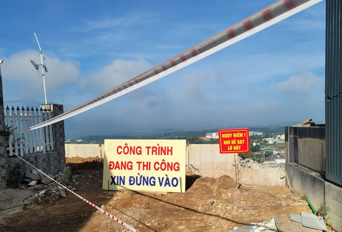 Đến cuối tháng 6/2023, cơ quan chức năng phát hiện bờ taluy này xuất hiện tình trạng sụt lún, cong vênh có nguy cơ đổ sập bất cứ lúc nào. Phía sau bờ taluy đang có 4 hộ dân sinh sống, với 14 nhân khẩu. (Ảnh: Người lao động).