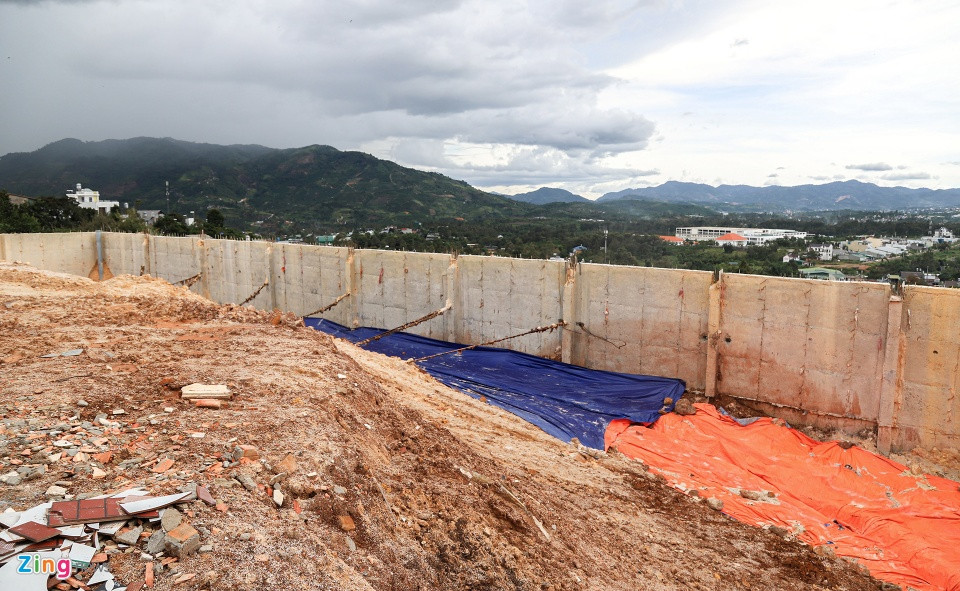 Trước đó, ông Trần Vĩnh Hòa bắt đầu xây dựng bờ kè taluy không phép từ năm 2021. (Ảnh: Zing).