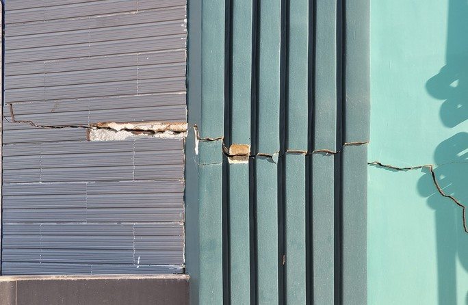 Một số ngôi nhà gần bờ kè taluy đã xuất hiện tình trạng nứt tường, sụt lún nền. (Ảnh: Người lao động).