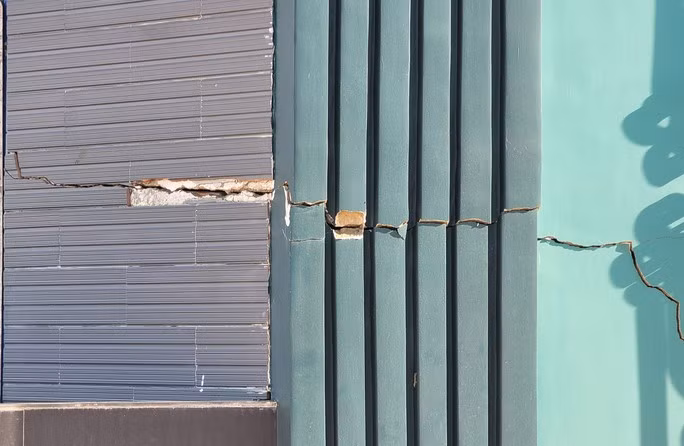 Một số ngôi nhà gần bờ kè taluy đã xuất hiện tình trạng nứt tường, sụt lún nền. (Ảnh: Người lao động).