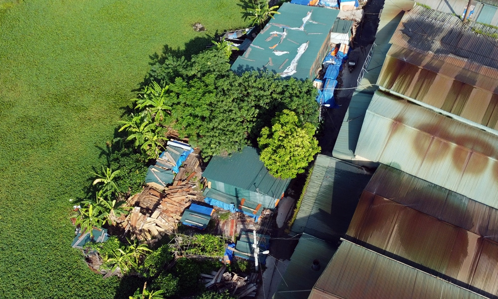 Các nhà xưởng, kho hàng, phục vụ vụ hoạt động sản xuất đồ gỗ, xây dựng tràn lan, trái phép trên đất nông nghiệp chưa có dấu hiệu được tháo dỡ.