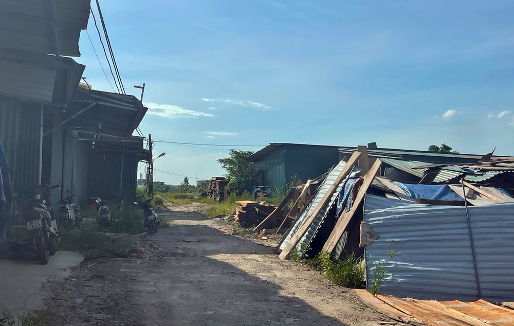 Khu vực được phản ánh nằm tiếp giáp với làng nghề đồ gỗ xã Liên Hà, bao quanh là diện tích đất nông nghiệp hiện đang được người dân canh tác.