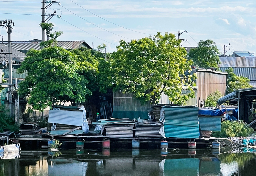 Trước việc nhiều nhà xưởng đua nhau “mọc” trên đất nông nghiệp ở Trũng Phan, người dân cho rằng chính quyền xã Liên Hà có dấu hiệu "làm ngơ", “bật đèn xanh” cho sai phạm?