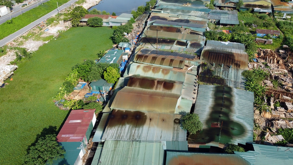 Về nội dung này, ngày 25/4, ông Bùi Văn Hoa - Phó Trưởng phòng Tài nguyên và Môi trường huyện Đan Phượng (TN&amp;MT), cho biết sau nghỉ lễ 30/4, Phòng TN&amp;MT huyện sẽ tiến hành lập hồ sơ, yêu cầu cắt điện đối với các nhà xưởng không phép ở Trũng Phan. Đồng thời, báo cáo ban chỉ đạo Huyện ủy để thành lập các tổ công tác xử lý. Bản thân ông Hoa sẽ là trưởng đoàn kiểm tra.