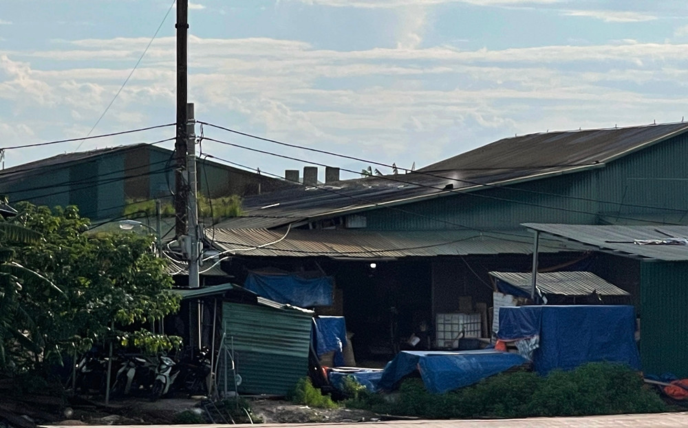 Dù xây dựng trái phép trên đất nông nghiệp nhưng các nhà xưởng sản xuất gỗ ở Trũng Phan vẫn được cấp điện.