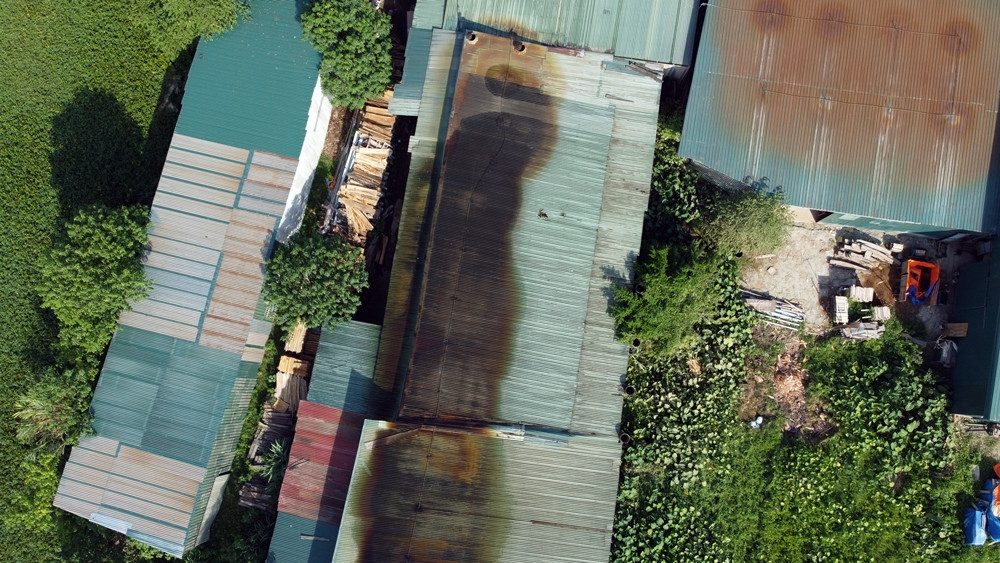 Sau lời hứa của Phó Trưởng phòng TN&amp;MT huyện Đan Phượng Bùi Văn Hoa, ngày 13/7, PV Tri thức và Cuộc sống đã quay trở lại khu Trũng Phan, thì thấy hàng loạt xưởng sản xuất gỗ "mọc" trái phép trên đất nông nghiệp vẫn đang hoạt động bình thường. Bên trong các nhà xưởng này, công nhân, máy móc làm việc nhộn nhịp, ầm ầm.