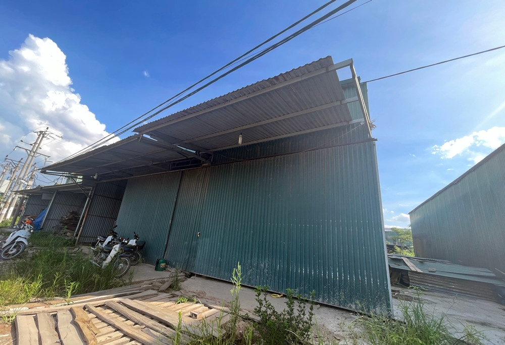 Suốt một thời gian dài, hàng loạt nhà xưởng xây dựng trái phép ở khu Trũng Phan không được chính quyền sở tại giải quyết triệt để.