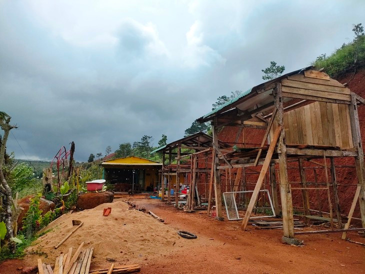 Kon Tum: Xe nui, bat doi lam homestay trai phep