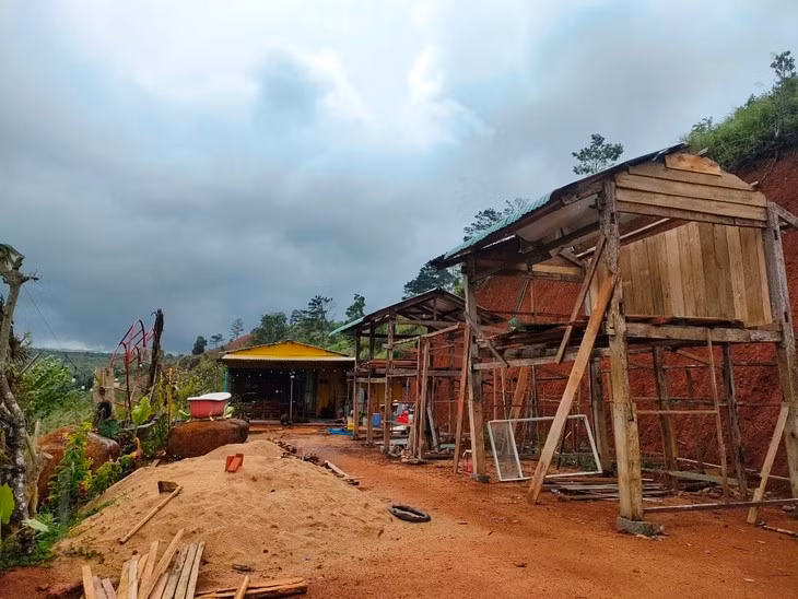 Kon Tum: Xe nui, bat doi lam homestay trai phep