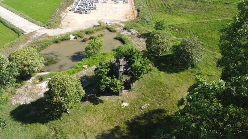 Vị trí chưa thể giải phóng mặt bằng có chiều dài khoảng 100m. Trên trục đường vành đai, có cổng một ngôi đền cũ “án ngữ” khiến việc thi công bị gián đoạn. (Ảnh: GD&amp;TĐ).