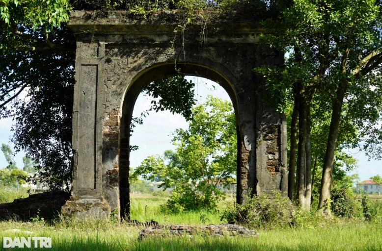 Ông Lê Hồng Thành - Chủ tịch UBND phường Đức Thuận cho biết, công trình cổ kính nêu trên là dấu tích còn sót lại của ngôi đền có từ thế kỷ 18. Trước kia, đền thờ Đức Thánh Trần và các vị danh nhân quá cố có công trong làng. Cổng đền còn sót lại mang lối kiến trúc từ thời nhà Nguyễn. (Ảnh: Dân Trí).