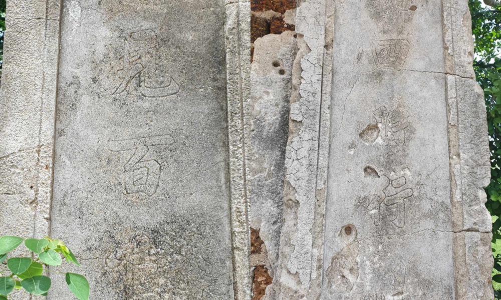 Những câu đối khắc ghi trên cổng đền vẫn còn mãi với thời gian. (Ảnh: Thương Hiệu và Pháp luật).