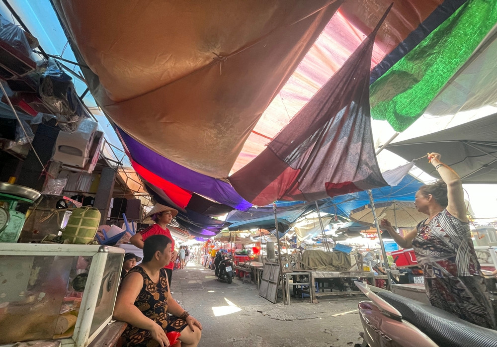 Vì mưu sinh, dưới tiết trời nắng nóng, oi bức nhiều tiểu thương lớn tuổi vẫn cố gắng bám trụ mặt ngoài chợ để buôn bán.