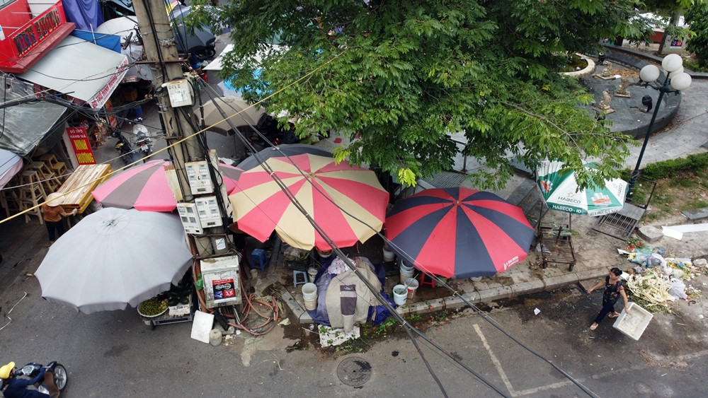 Kể từ thời điểm chợ Nhớn đóng cửa, đến nay đã hơn 1 năm, cuộc sống của nhiều tiểu thương rơi vào tình cảnh khó khăn. Một số người khác thì rơi vào cảnh thất nghiệp, không có công ăn việc làm, có người phải bán nhà để trả nợ ngân hàng vì vay mượn để nhập hàng nhưng do chợ Nhớn đột ngột đóng cửa khiến họ không thể tiếp tục buôn bán.