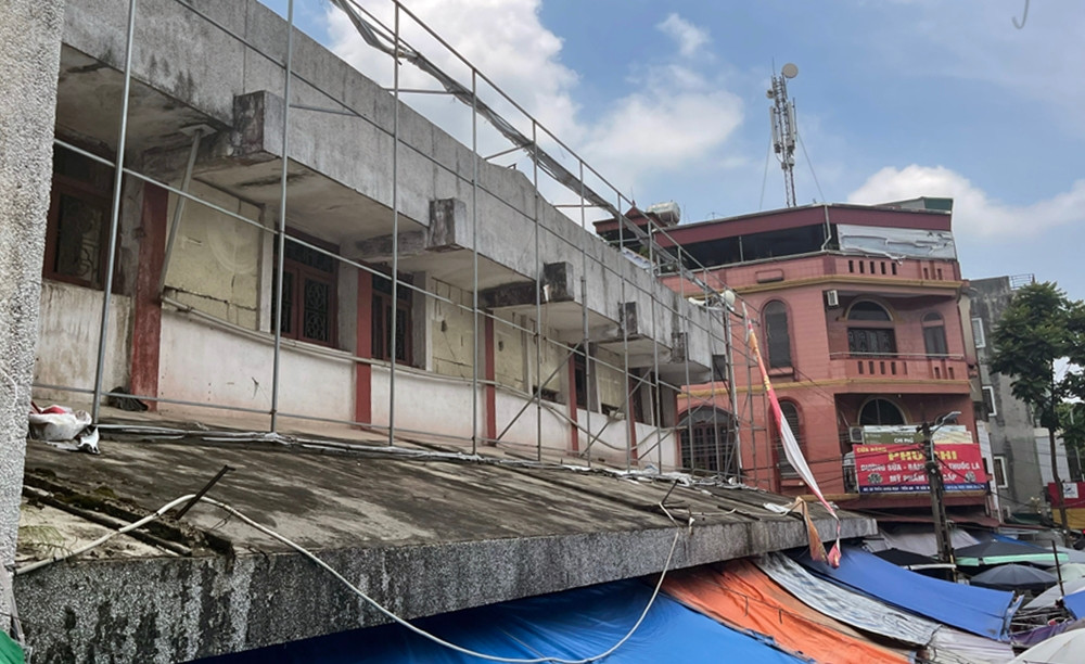 “Ngày 16/7/2022, BQL chợ đã cắt toàn bộ điện, nước của các hộ kinh doanh và khóa cửa nhà vệ sinh của chợ. BQL chợ, phường và thành phố đưa ra rất nhiều lý do chợ không đủ an toàn PCCC, thậm chí BQL còn biến 2 bể chứa nước lớn của chợ thành 2 bể phốt. Mấy chục năm qua, chợ chưa từng xảy ra cháy vì tiểu thương tự bảo quản rất tốt"- ông Trần Công Thành chia sẻ.