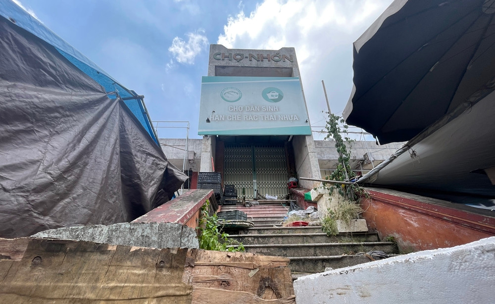 Tuy nhiên theo quyết định số 1541/UBND-KT, ngày 14/7/2022 của UBND TP Bắc Ninh, chợ Nhớn sẽ tạm dừng hoạt động kể từ ngày 22/7/2022, với lý do chợ có nguy cơ trực tiếp phát sinh cháy, nổ, gây hậu quả nghiêm trọng, thiệt hại về người và tài sản của nhân dân.