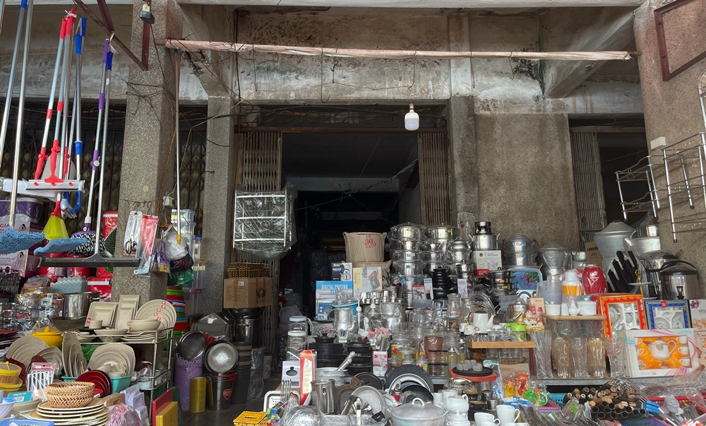 Tiểu thương cố gắng bám trụ mặt ngoài chợ Nhớn để buôn bán nhưng không ăn thua.