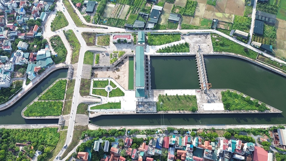 Dự án này là cụm công trình có hai hạng mục lớn, gồm: Xây dựng cụm công trình đầu mối Trạm bơm tiêu Yên Nghĩa; Cứng hóa kênh La Khê dẫn nước về bể hút và đường giao thông hai bên bờ kênh. (Ảnh: Tiền Phong).