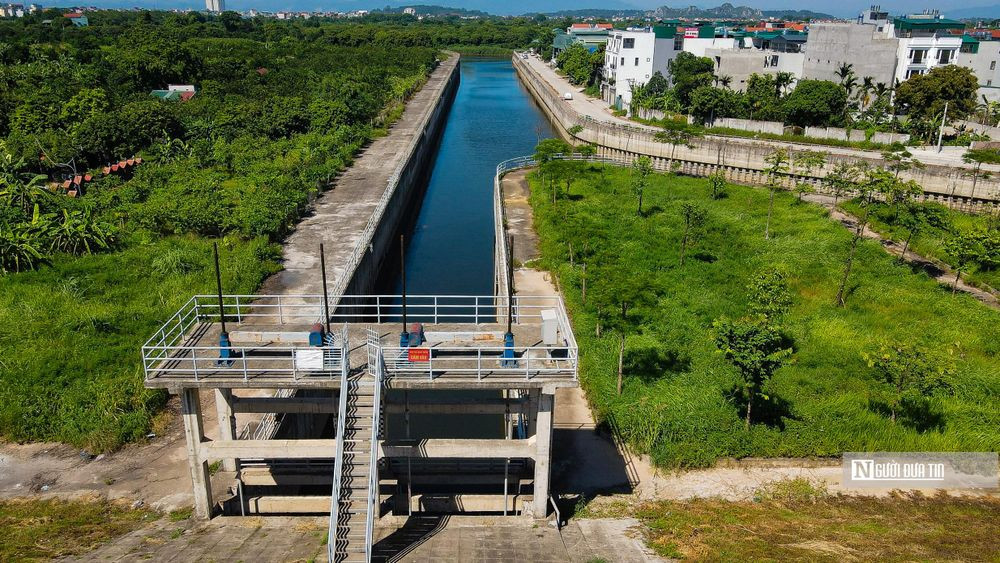 Sau nhiều lần điều chỉnh, tháng 1/2020, cụm công trình đầu mối đã được đưa vào vận hành, TP Hà Nội bàn giao cho Công ty TNHH MTV Đầu tư phát triển thủy lợi sông Nhuệ quản lý. (Ảnh: Người đưa tin).