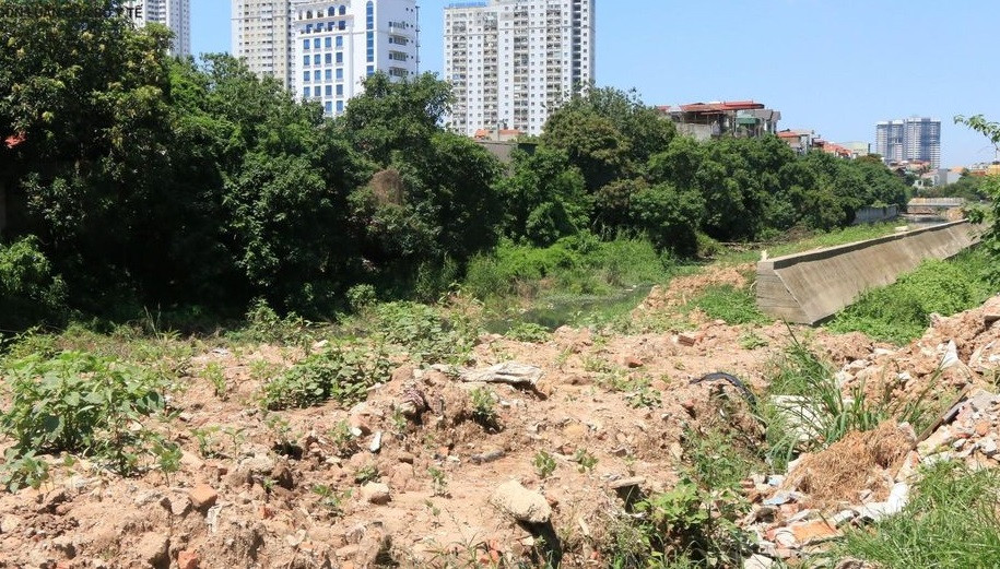 Do kênh dẫn nước La Khê bị "đắp chiếu" vì vướng GPMB nên trạm bơm tiêu Yên Nghĩa đã phải hoạt động cầm chừng dù đã hòan thành được hơn 3 năm. (Ảnh: Sức khỏe&amp;Đời sống).