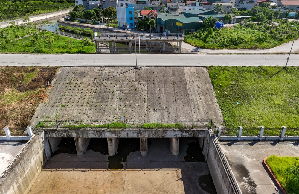 Tuy nhiên, từ năm 2020 đến nay, trạm bơm tiêu Yên Nghĩa hoạt động cầm chừng. Khu vực phía Tây Hà Nội bao gồm các quận huyện Thanh Xuân, Hà Đông, Nam Từ Liêm, Đan Phượng… vẫn chịu cảnh ngập úng. (Ảnh: Tin Tức).