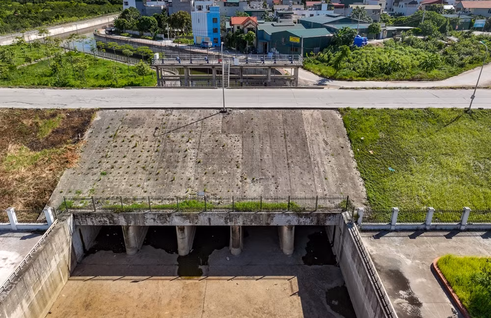 Tuy nhiên, từ năm 2020 đến nay, trạm bơm tiêu Yên Nghĩa hoạt động cầm chừng. Khu vực phía Tây Hà Nội bao gồm các quận huyện Thanh Xuân, Hà Đông, Nam Từ Liêm, Đan Phượng… vẫn chịu cảnh ngập úng. (Ảnh: Tin Tức).