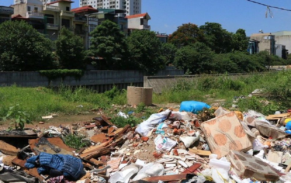 Rác thải 2 bên bờ kè của kênh La Khê. (Ảnh: Sức khỏe&amp;Đời sống).