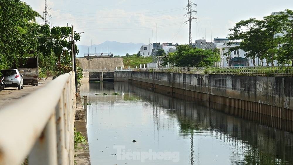 Liên quan đến vấn đề này, Hội đồng nhân dân TP Hà Nội đã nhiều lần chất vấn về tiến độ của dự án. Gần đây nhất, sáng 5/7, tại kỳ họp thứ 12 của Hội đồng nhân dân TP Hà Nội khóa XVI, ông Nguyễn Ngọc Tuấn - Chủ tịch HĐND TP Hà Nội đã phải than là “chậm quá!”. (Ảnh: Tiền Phong).