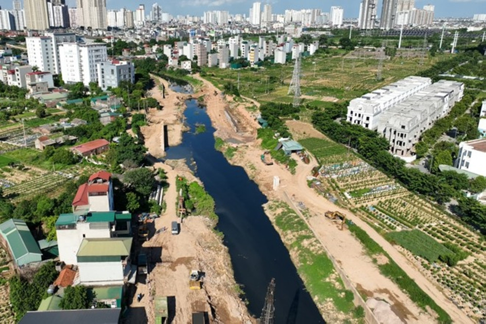 Công trình kênh La Khê hiện đã hoàn thành 67% khối lượng. Hạng mục còn lại gồm 2,4 km hai bờ kênh, dầm chống đáy kênh, nạo vét hoàn thiện mặt cắt kênh, làm đường giao thông hai bên bờ, trồng cây xanh và thi công đèn chiếu sáng hai bên đường. (Ảnh: ANTĐ).