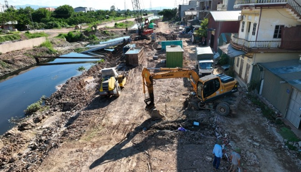 Nhiều hạng mục kênh La Khê vẫn đang còn thi công dang dở. (Ảnh: ANTĐ).