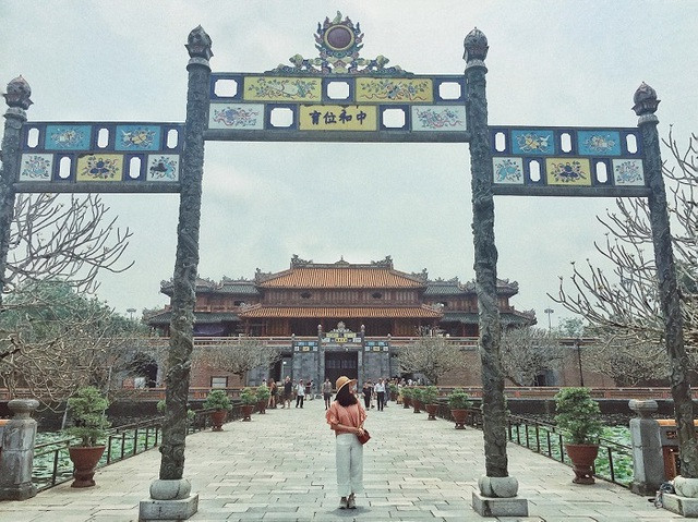 Vao tham cung An Dinh Hue, 'toa lau dai' dep hoa le-Hinh-8