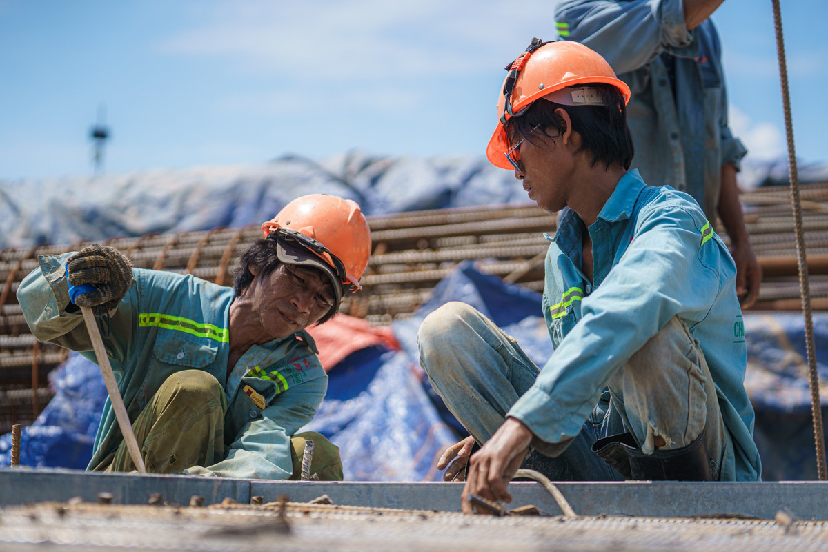 Công nhân miệt mài làm việc trên công trường. (Ảnh: Giao thông).