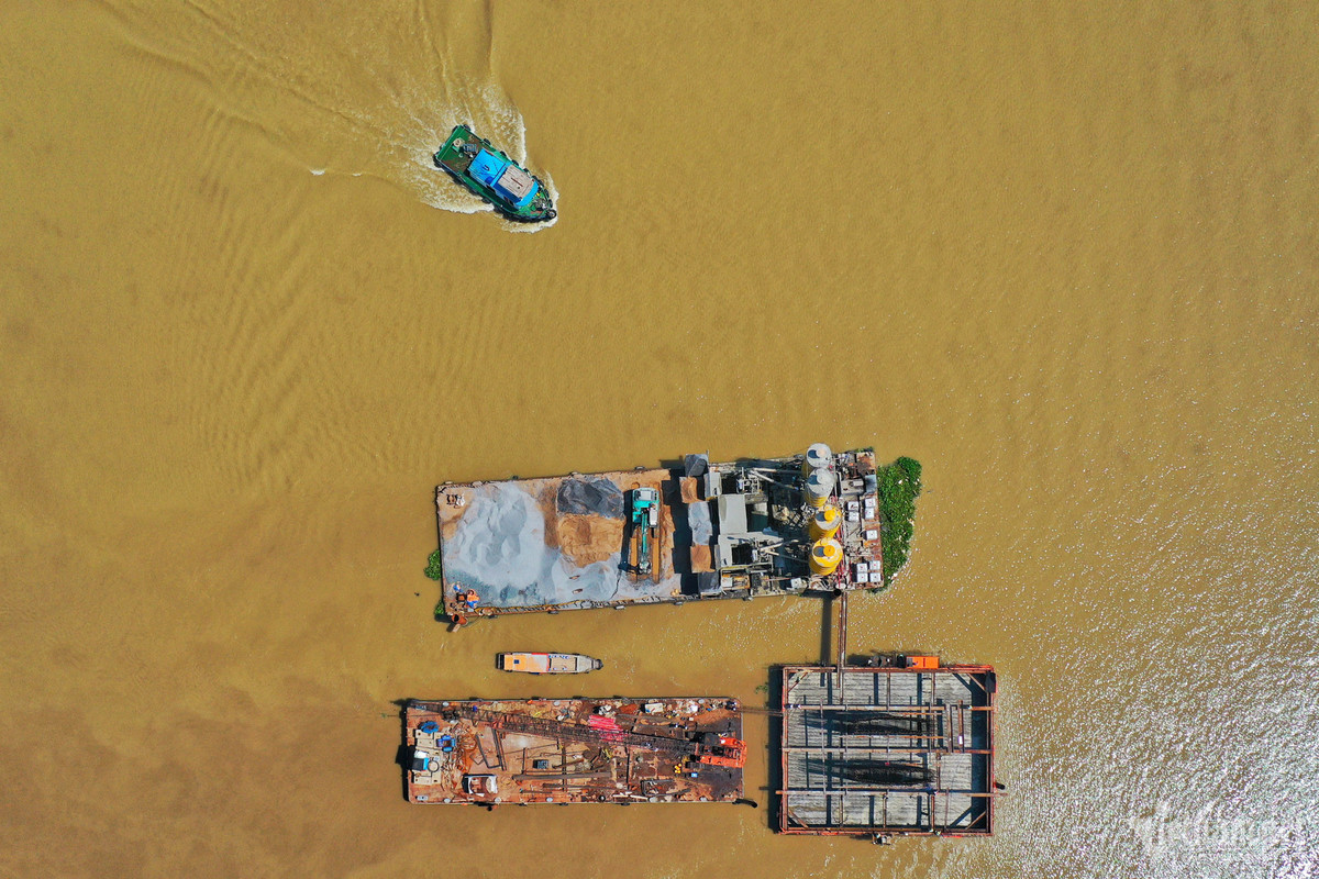 Chuyện đi lại, vận chuyển thiết bị máy móc và vật liệu xây dựng đều bằng đường thủy. (Ảnh: Vietnamnet).