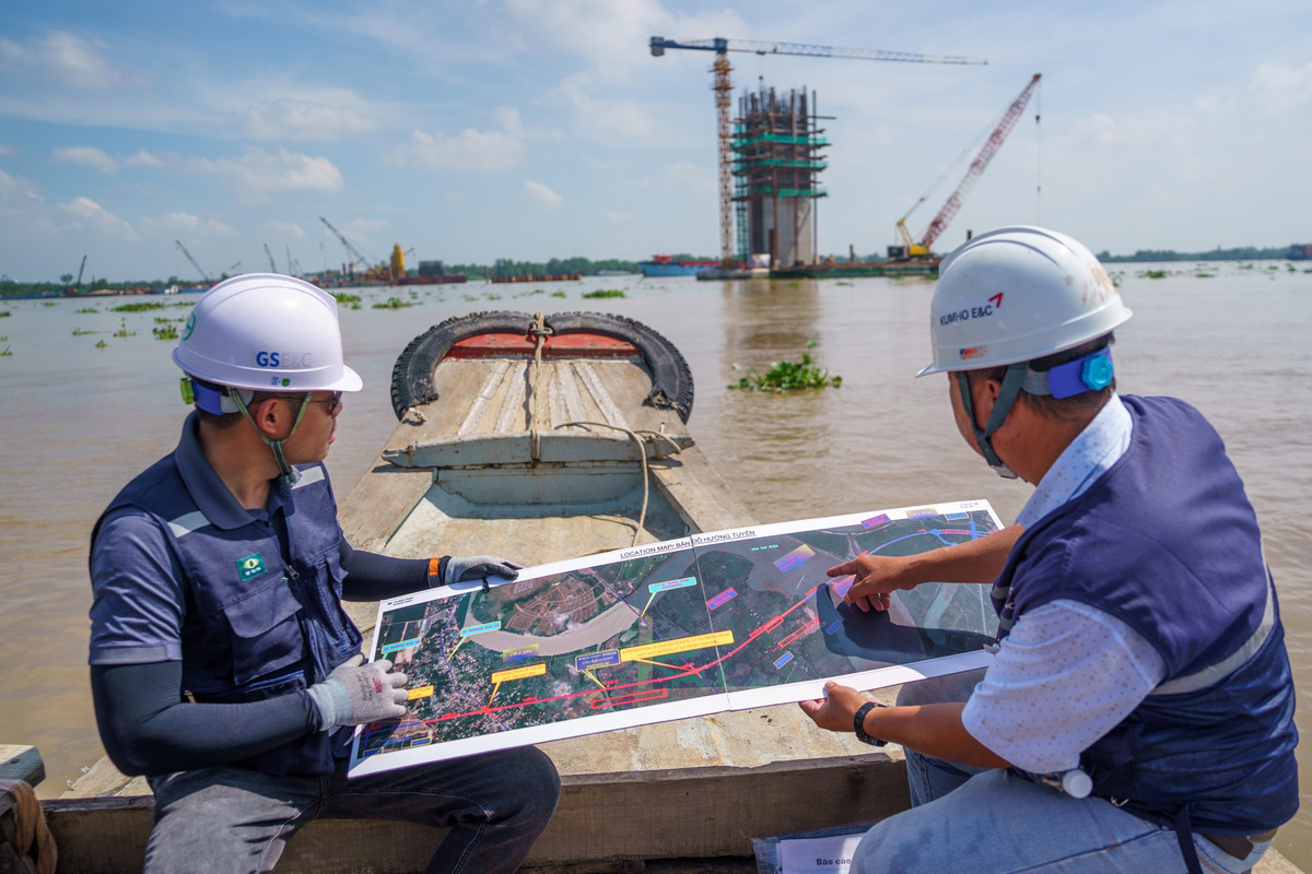 Công trường cầu Nhơn Trạch nằm ở nơi biệt lập với khu dân cư, sông nước bao quanh, đường bộ không thể kết nối. (Ảnh: Giao thông).