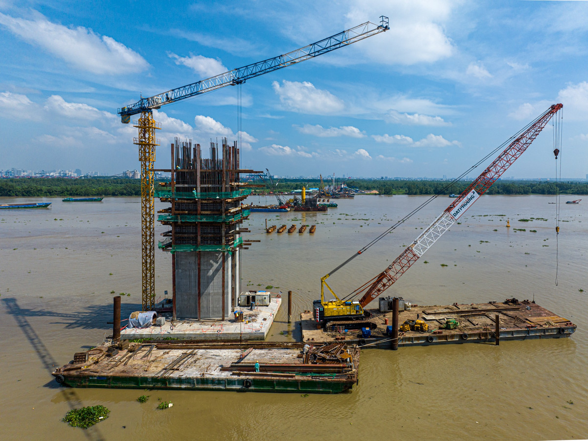 Cầu Nhơn Trạch có thiết kế 39 trụ và hai mố cầu, phần lớn các hạng mục này đang trong giai đoạn khoan cọc. Ở giữa sông đã bắt đầu hình thành các vị trí cột bê tông đường kính 2m được cắm sâu dưới lòng sông hơn 80m. (Ảnh: Giao thông).