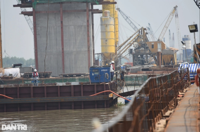 Sau 9 tháng khởi công, cầu Nhơn Trạch đạt hơn 38%, vượt tiến độ 5% so với kế hoạch đề ra. Đây là cây cầu lớn nhất đường vành đai 3 TP.HCM. (Ảnh: Dân Trí).