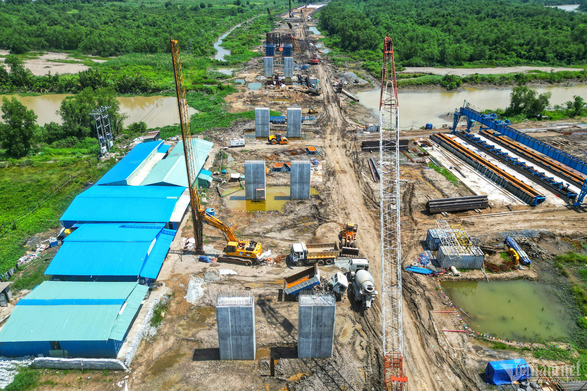Công trường phía TP.HCM, một số trụ cầu đường dẫn hình thành. Đơn vị thi công đã phát quang cây cối và thấy rõ khuôn đường. Theo Ban Quản lý dự án Mỹ Thuận (chủ đầu tư dự án), phía TP.HCM đã bàn giao hết mặt bằng nên việc thi công thuận lợi. (Ảnh: Vietnamnet).