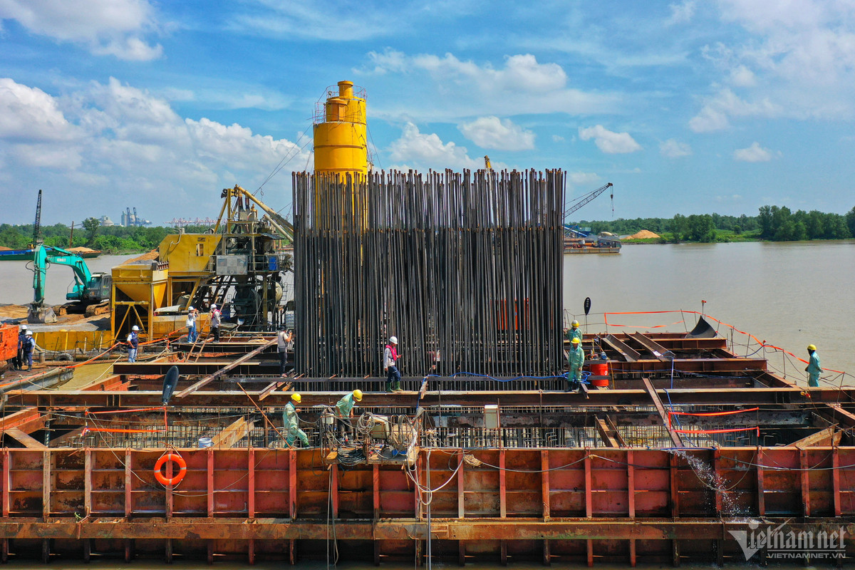 Một trụ cầu giữa sông mới được đổ bê tông, đây là một trong những hạng mục khó thực hiện của dự án. (Ảnh: Vietnamnet).