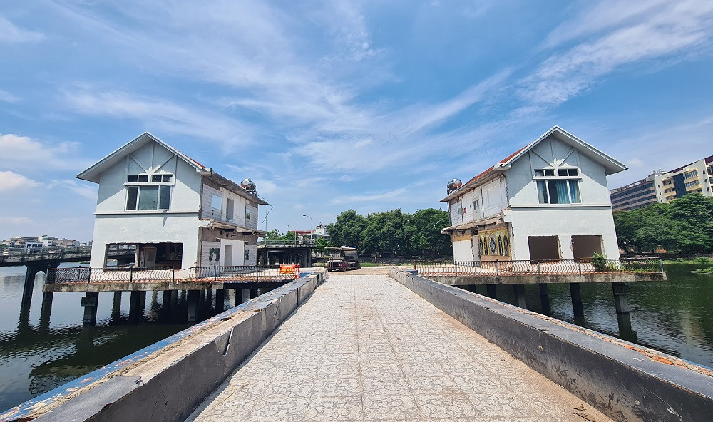 Việc cưỡng chế, tháo dỡ các công trình sai phép tại Công viên Tuổi trẻ Thủ đô thực hiện theo Thông báo số 94/TB-VP ngày 17/3/2023 của Văn phòng UBND TP Hà Nội về Kết luận của Chủ tịch UBND thành phố tại cuộc họp nghe báo cáo tình hình xử lý, giải quyết nội dung kết luận thanh tra toàn diện quá trình hình thành, thực hiện dự án, quản lý sử dụng đất, xây dựng công trình trong công viên này.