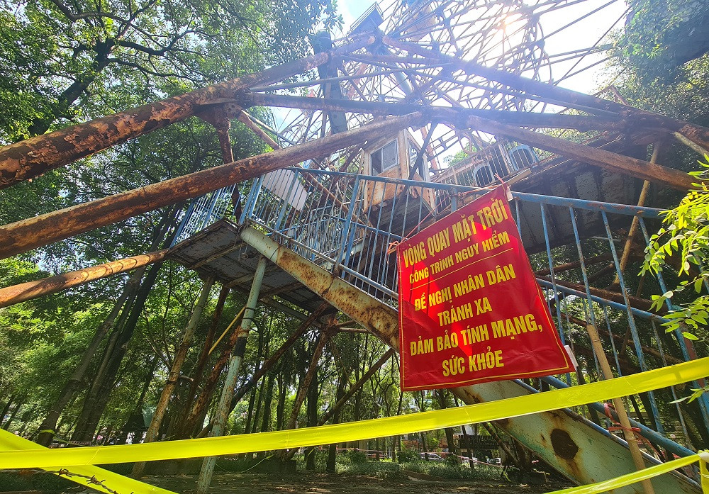 Hạng mục vòng quay mặt trời bỏ không xuống cấp nghiêm trọng, hoen gỉ phủ kín các bộ phận, nay được căng giây xung quanh để cảnh báo người dân.