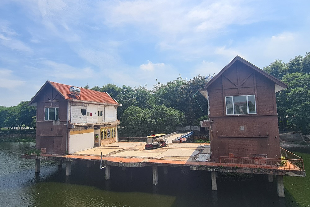 Ghi nhân của PV Tri thức và Cuộc sống, trưa ngày 10/7, sau gần 2 tháng kể từ khi các công trình sai phạm trong Công viên Tuổi trẻ Thủ đô được tháo dỡ, nhiều hạng mục gần như vẫn còn nguyên.