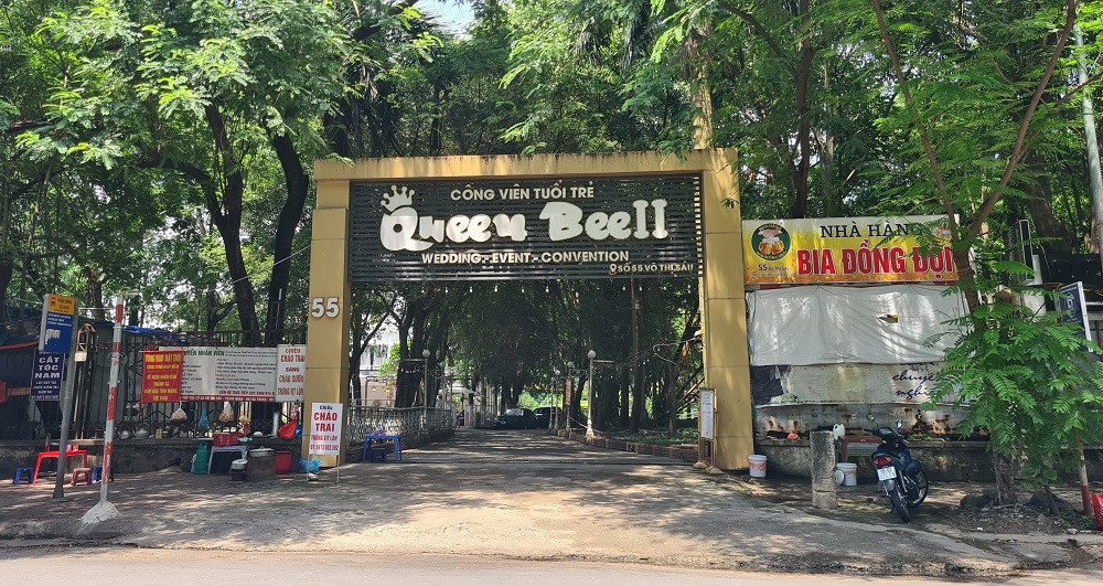 Nhiều bảng biển kinh doanh của các nhà hàng “xẻ thịt” đất công viên cũng chưa được dỡ bỏ.