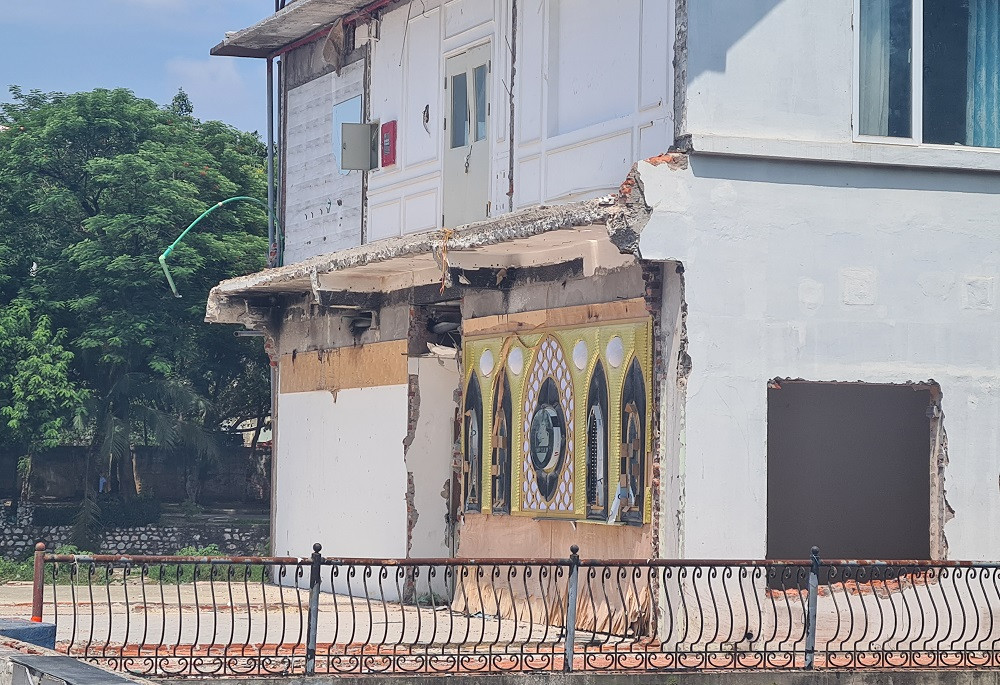 Thời điểm ghi nhận, khu vực tháo dỡ công trình nhà nổi sai phép này không có công nhân tháo dỡ.