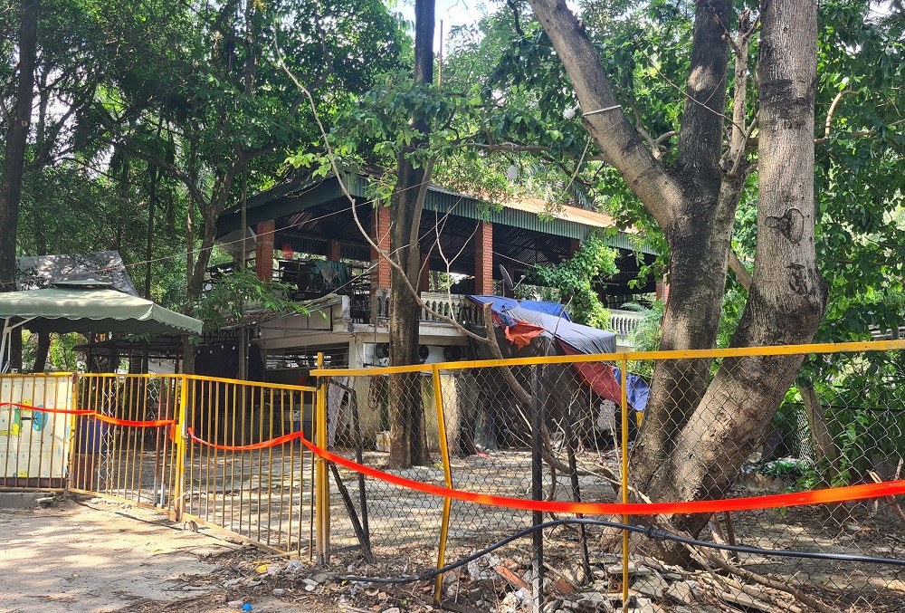 Nhiều công trình “xẻ thịt” đất dự án Công viên Tuổi trẻ Thủ đô vẫn chưa được phá dỡ.