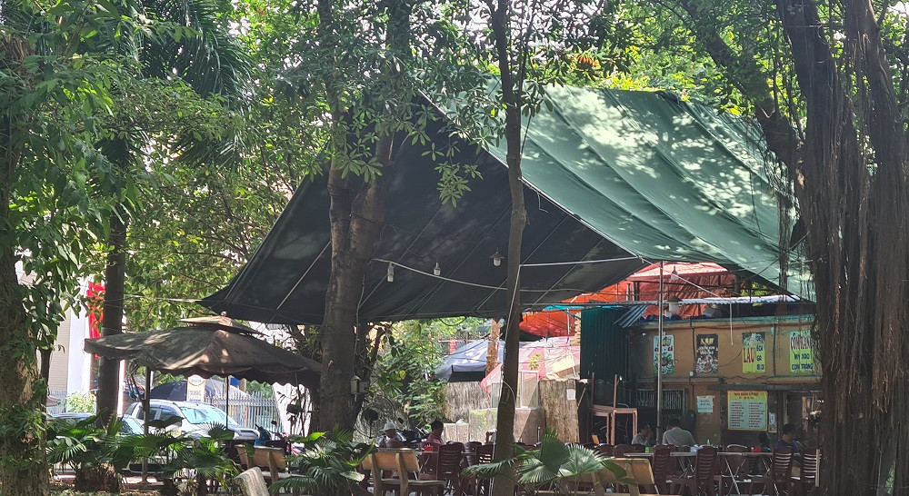 Một quán bia xây dựng vi phạm quy hoạch trong công viên ngang nhiên đón khách vào trưa ngày 10/7.