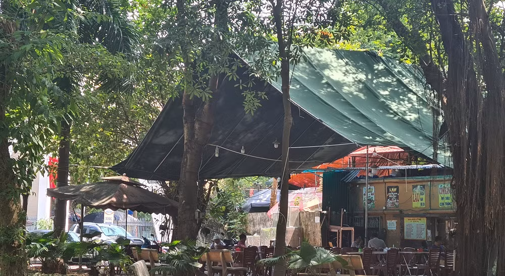 Một quán bia xây dựng vi phạm quy hoạch trong công viên ngang nhiên đón khách vào trưa ngày 10/7.