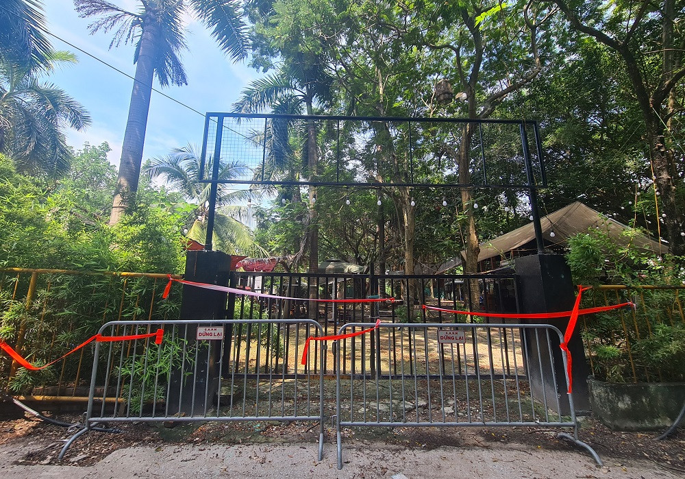 Một số công trình sai phép khác cũng chưa được tháo dỡ, thu dọn. Bên ngoài cửa ra vào vẫn đang chốt chặn barie và căng dây xung quanh.